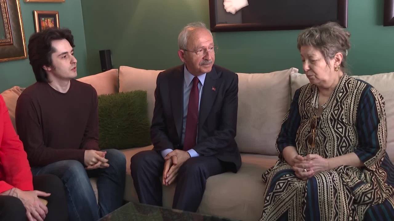 Kemal Kılıçdaroğlu'ndan Sanatçı Özkan Uğur’un Ailesine Taziye Ziyareti