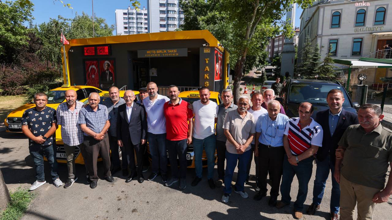 Kemal Kılıçdaroğlu, Durakta Taksicilerle Bir Araya Geldi