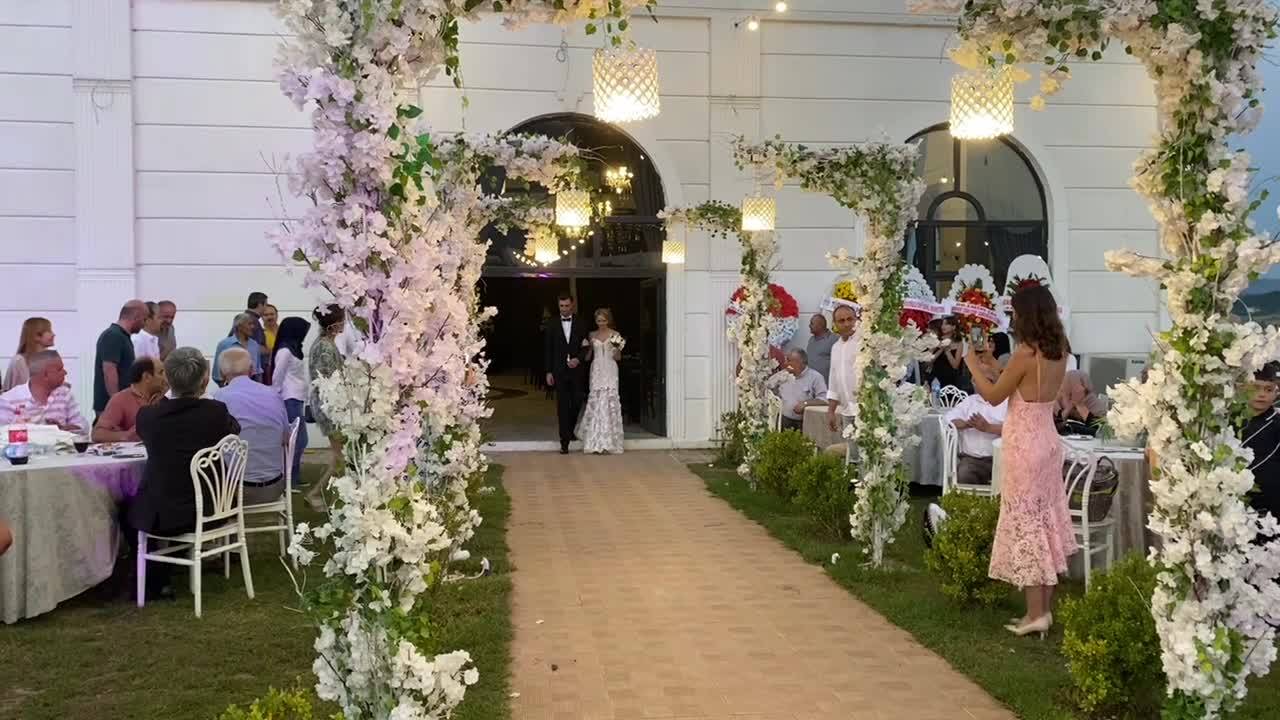 Anka’nın Mutlu Günü… Parlamento Muhabiri Berkay Varol, Shelby Smithson İle Evlendi