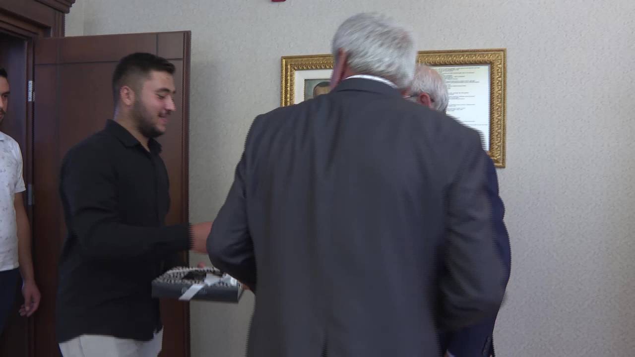 Kılıçdaroğlu, 2016’da Işid'in Şehit Ettiği Er Fethişahin’in Ailesiile Chp Genel Merkezinde Bir Araya Geldi