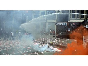 TAKSİM'DE GAZ BULUTLARI YÜKSELİYOR