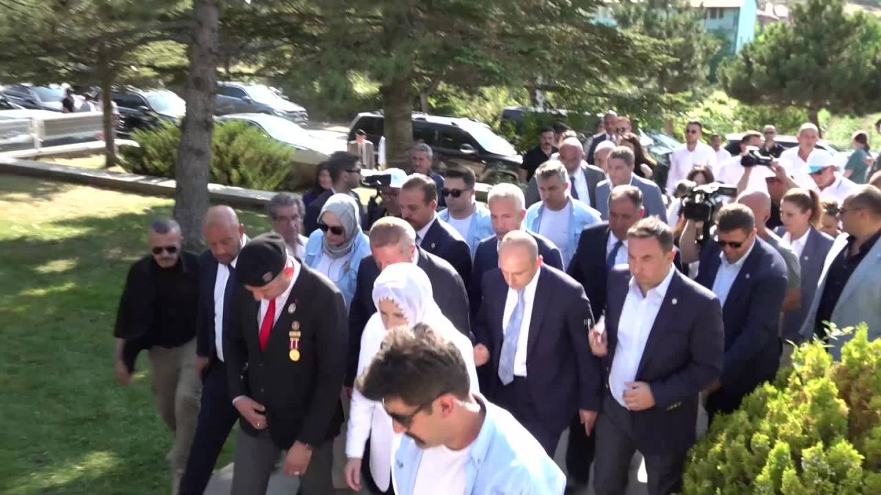 Akşener, Afyonkarahisar’da Yüzbaşı Agah Efendişehitliği’ni Ziyaret Etti