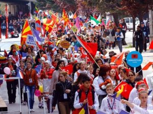 41 ÜLKEDEN 1000 ÇOCUK İZMİT'TE