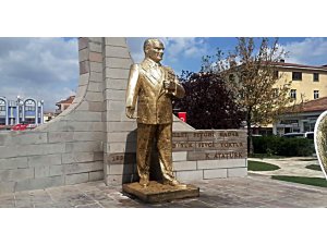 ANKARA'DA ATATÜRK HEYKELİNE ÇİRKİN SALDIRI