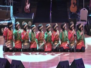 YABANCI ÇOCUKLARIN DANS GÖSTERİLERİ İZLEYİCİLERİ BÜYÜLEDİ