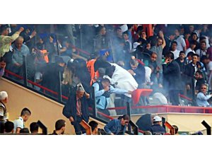 BELEDİYE BAŞKANINA TEPKİ MAÇI KARIŞTIRDI YARALILAR VAR