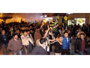 FENERBAHÇELİ TARAFTARLAR SOKAĞA DÖKÜLDÜ