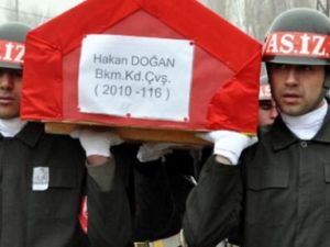 2 Ay önce nişanlanan astsubay, son yolculuğa uğurlandı...