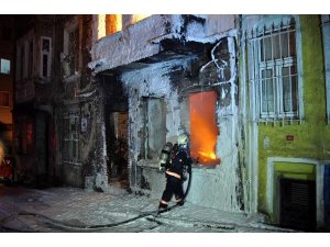BEYOĞLU'NDA YANGIN PANİK YARATTI