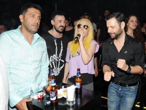 HANDE YENER İLK AŞKI İLE GÖRÜLDÜ