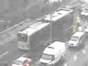 Metrobüs yoldan çıktı!