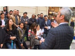 OKULA ALINMAYAN PROFESÖR DERSİ SOKAKTA YAPTI