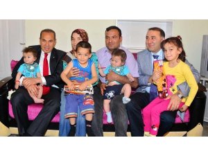 ŞEKERLİ SUYLA BESLENEN İKİZLERDEN GÜZEL HABER