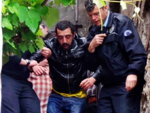 ALKOLLÜ OĞLUNU SOPAYLA DÖVDÜ