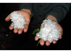 KARABÜK'TE FINDIK BÜYÜKLÜĞÜNDE DOLU YAĞDI