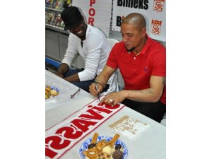 ROBERTO CARLOS İMZA GÜNÜNE KATILDI