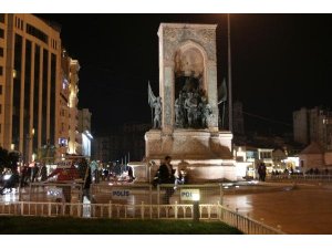 TAKSİM CUMHURİYET ANITI ÇEVRESİ KAPATILDI