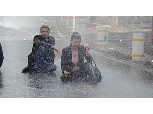 ANKARA'DA KIRMIZILI YERİNE ÇANTALI KADIN