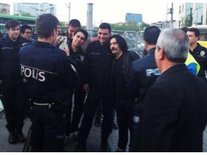 OKAN BAYÜLGEN'E TAKSİM'DE POLİSLER POZ VERDİ