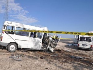 AKSARAY'DA FECİ KAZA 2 ÖLÜ, 19 YARALI