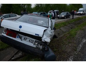 DÜĞÜN KONVOYUNDA 6 ARAÇ BİRBİRİNE GİRDİ: 9 YARALI