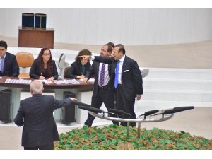 MECLİS SORUŞTURMA ÖNERGESİ GÖRÜŞMELERİNDE GERGİNLİK