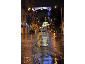 İSTANBUL'DA YAĞMUR ETKİLİ OLDU