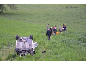 OTOMOBİL TAKLA ATTI: 1 ÖLÜ, 1 YARALI