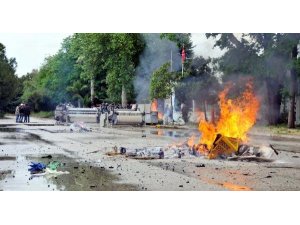 İŞÇİLER FABRİKAYI ATEŞE VERDİ  POLİS MÜDAHALE EDİYOR