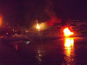 ÇEŞME'DE YAT YANGINI!