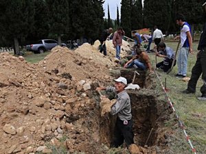 MADENCİ ŞEHİTLİĞİ İÇİN MEZAR KAZILIYOR