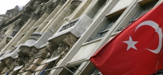TÜRKİYE'NİN PARİS BÜYÜKELÇİLİĞİNDE BAYRAKLAR YARIYA İNDİRİLDİ!