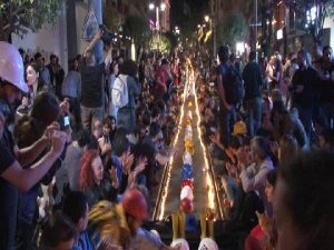 KADIKÖY'DE MUMLU VE BARETLİ ANMA