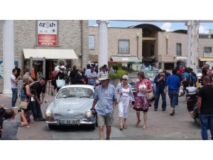 KLASİK OTOMOBİLLER SOMA İÇİN YOLLARDA