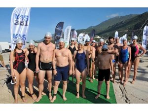 KAŞ'TA AÇIK DENİZ YÜZME YARIŞLARI YAPILDI