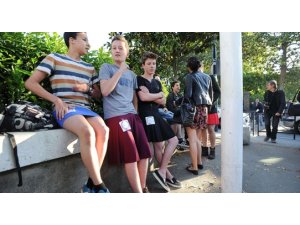 LİSELERDE ERKEKLERDEN ETEKLİ EYLEM