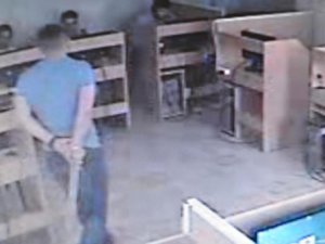 KIZ ARKADAŞINI RAHATSIZ EDEN GENCİ KOMAYA SOKTU