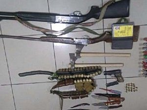 ADLİYE ÖNÜNDEKİ ARAÇTAN CEPHANELİK ÇIKTI