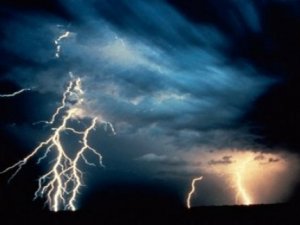 DOLUDAN KAÇAYIM DERKEN YILDIRIMA TUTULDULAR