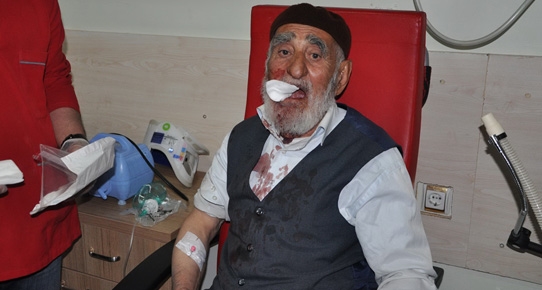 İmam 77 yaşındaki adamı tekme tokat dövdü