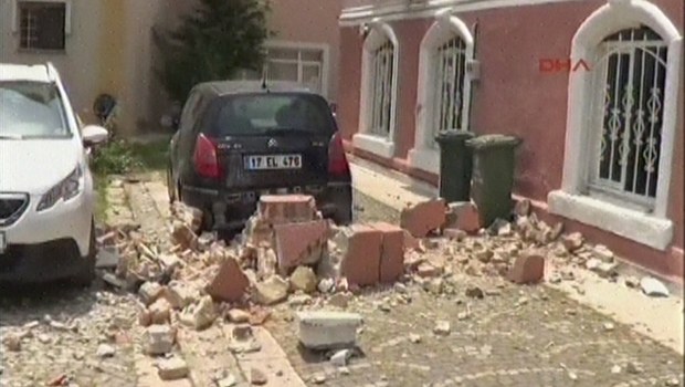 BÜYÜK DEPREM SONRASI YARALILAR VAR