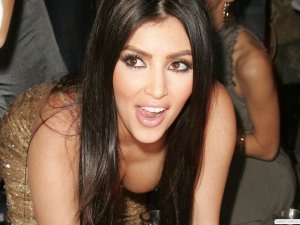 KİM KARDASHİAN'A SÜRPRİZ DÜĞÜN HEDİYESİ