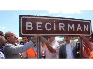 BAKAN KÜRTÇE TABELAYI ELLERİYLE ASTI