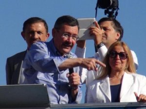 HIRSIZ VAR PANKARTI GÖKÇEK'İ KIZDIRDI