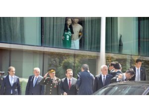 BAŞBAKANI YARI ÇIPLAK İZLEDİLER