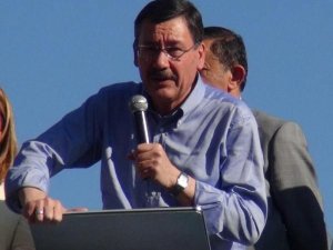 MELİH GÖKÇEK'E O PANKARTI AÇAN SERBEST