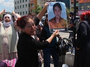 KAÇIRILAN ÇOCUKLARIN ANNELERİ BDP'Yİ BASTI