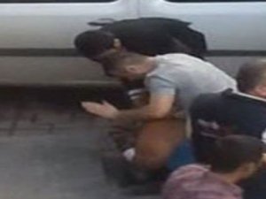 DAYAKÇI POLİSLER KAMERAYA YAKALANDI