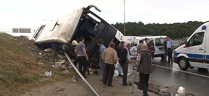 OTOBÜS DEVRİLDİ 22 YARALI