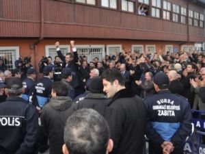 Pazarcılar belediyeyi bastı